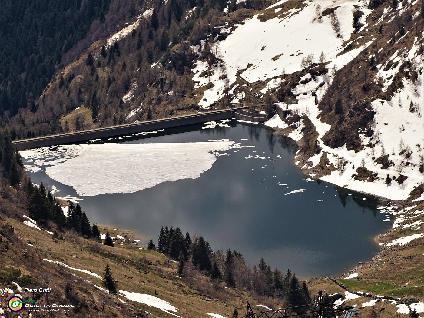 56 Zoom dal Passo San Marco sul Lago di Valmora in avanzato disgelo.JPG